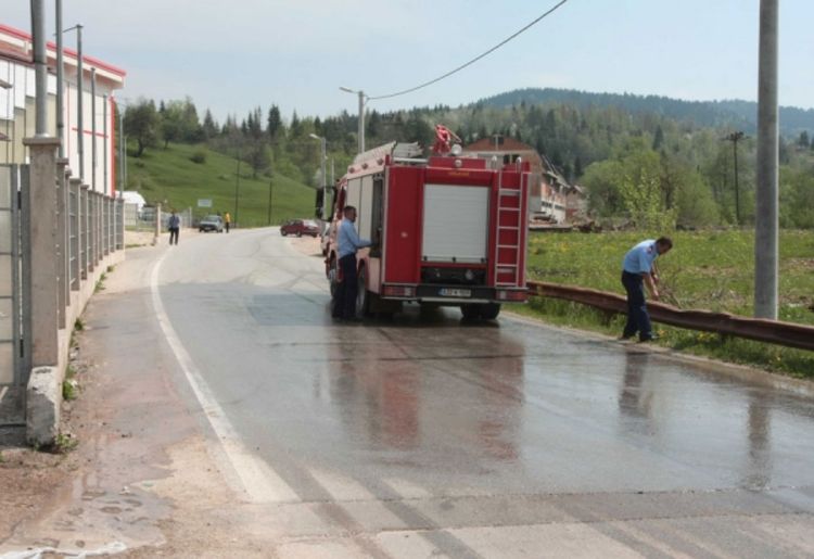 Stravična saobraćajna nesreća: Žena poginula, troje djece i muškarac teško povrijeđeni