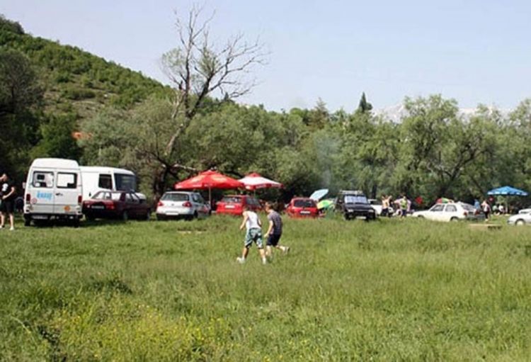 Dva policajca povrijeđena u tuči kod Mostara: Smirivali podivljale izletnike
