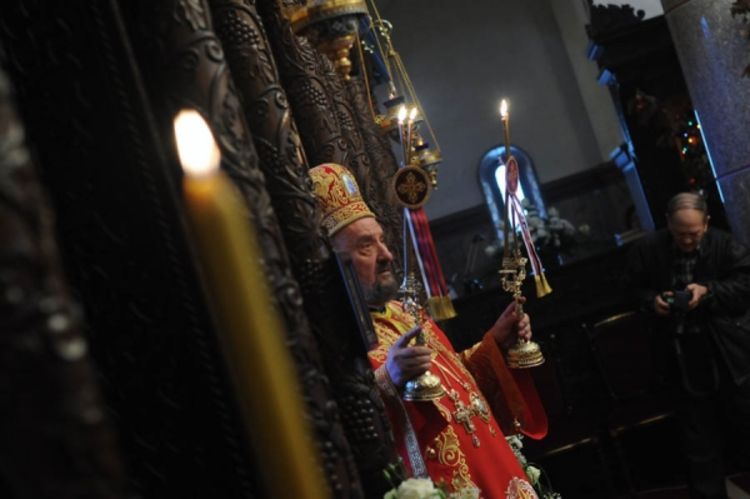 Vladika Jefrem služi vaskršnju liturgiju