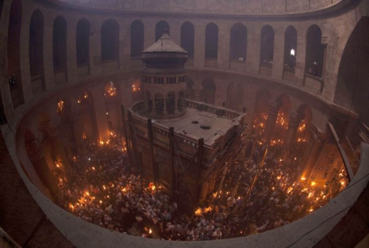 Zapaljen sveti oganj u Jerusalimu