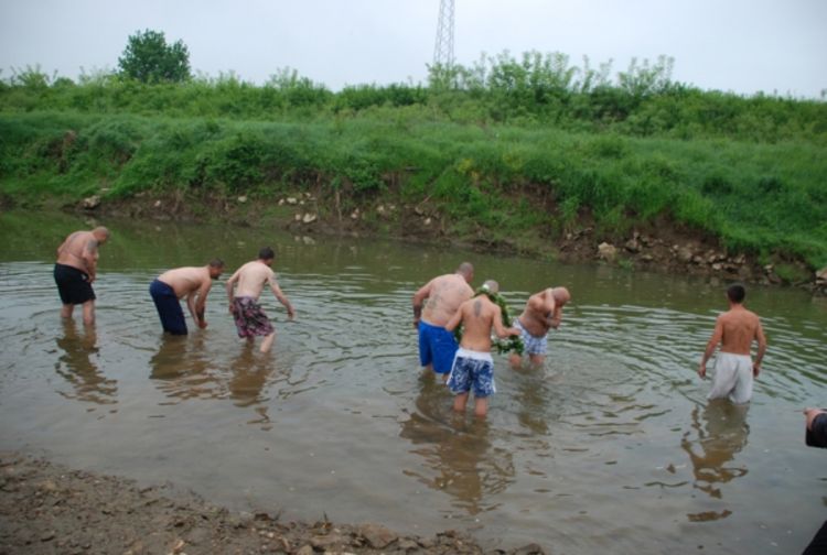 Prijedorski Romi se kupali u Sani povodom Đurđevdana