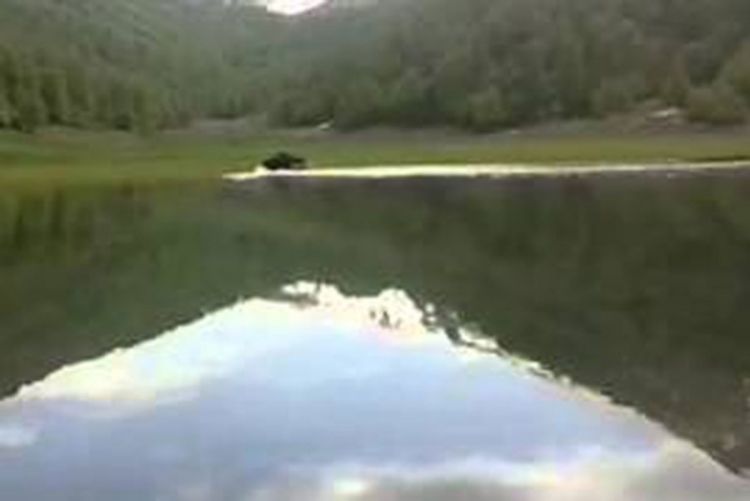 Bosanac se Mercedesom G klase provozao kroz jezero 