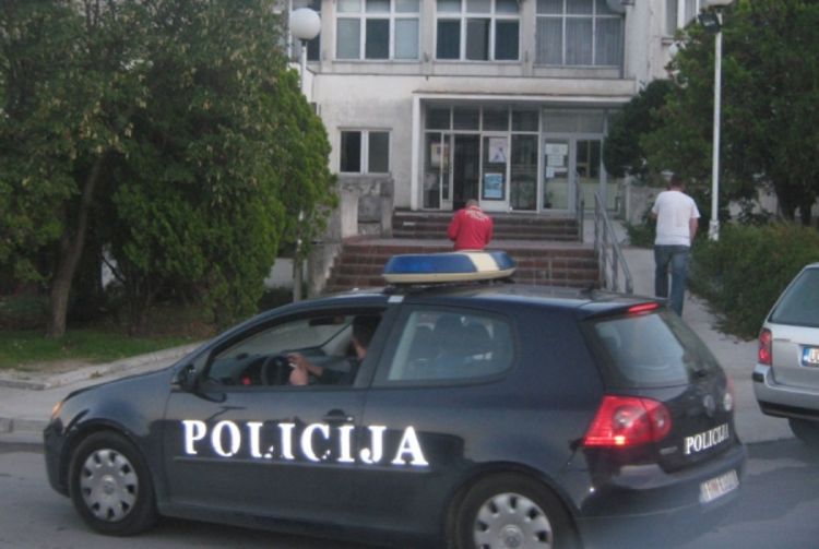 Nasmrt umlatio maloljetnu kćerku: Nesrećnu djevojčicu tukao držalom lopate i pesnicama