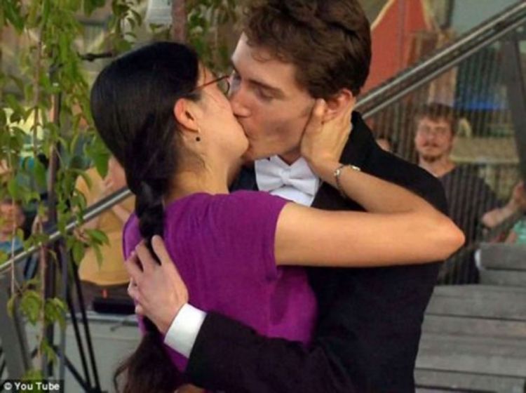Kako da poljubite bilo koju devojku, nakon samo tri rečenice