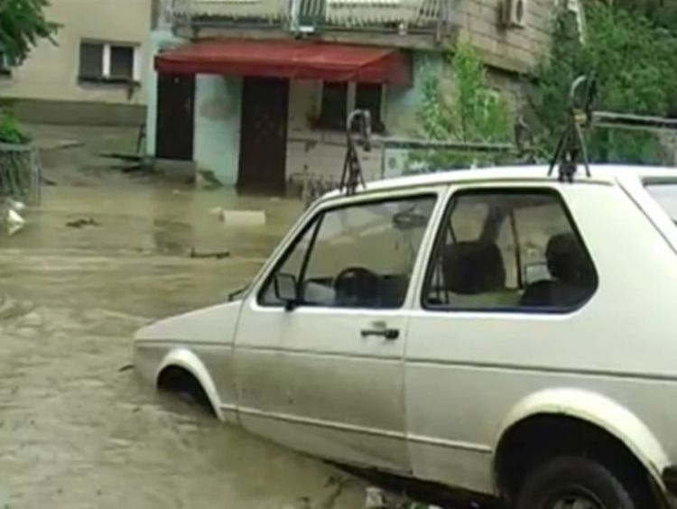 Snažno nevrijeme u Tuzli: U toku evakuacija građana, odsječena bolnica u Kreki
