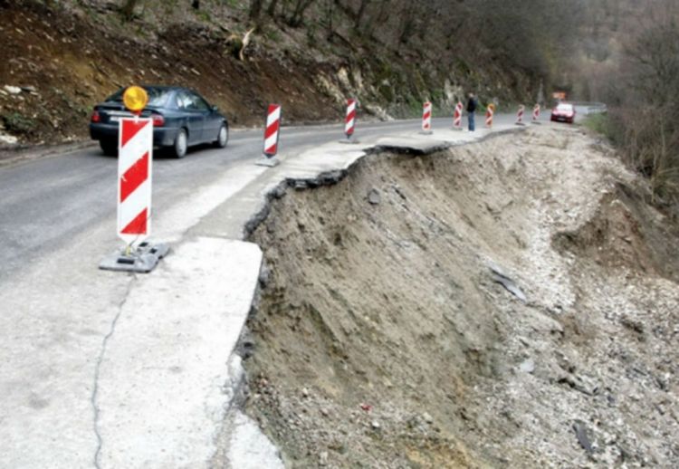 Nevrijeme napravilo haos, klizište odnijelo cijelu kolovoznu traku