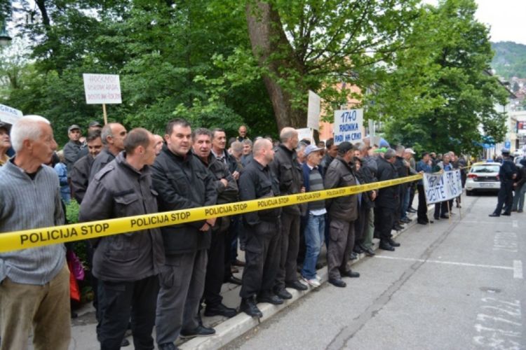 Radnici GRAS-a protestuju ispred zgrade kantonalne Vlade