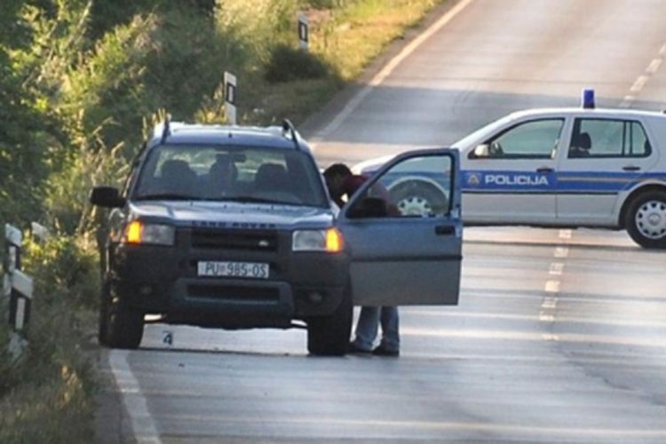 Mrtav muškarac pronađen pored puta