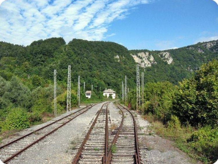 Bihać: Maloljetnici vozili auto po pruzi