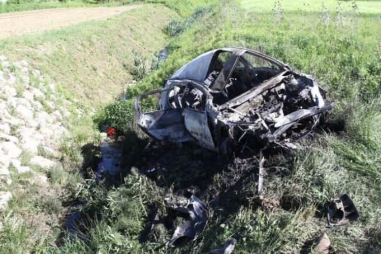 Umalo stradali i vatrogasci: Iz auta u plamenu frcali su meci