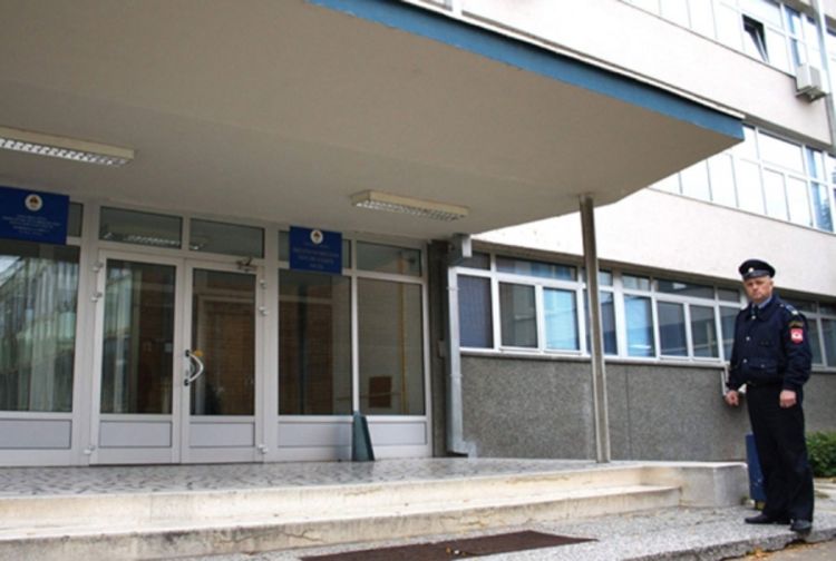 Haos u Banjaluci: Maturanti bacali flaše, policija legitimisala trubače