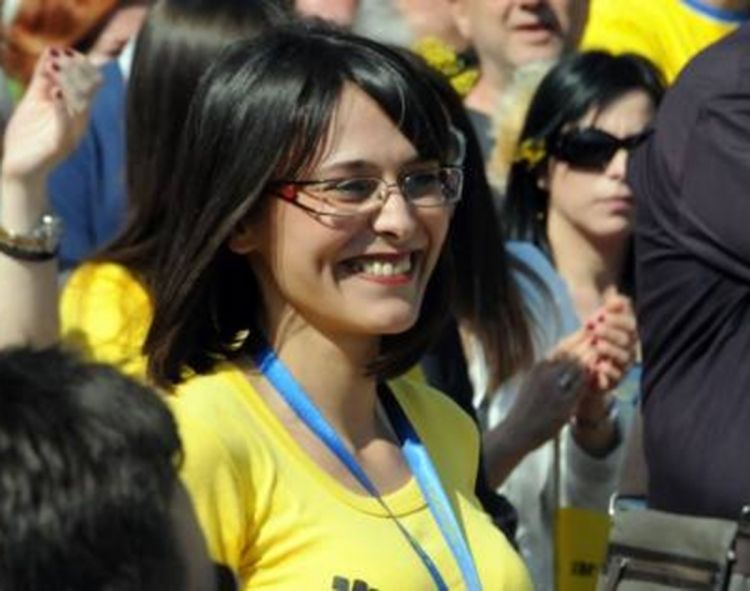 Kažnjena sa 550 evra što je zagrlila i poljubila policajca