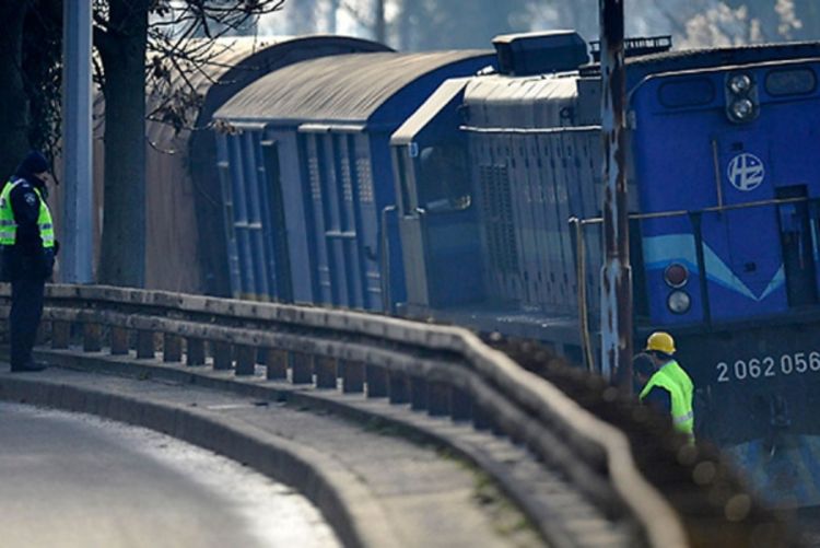 Putnički voz naletio na autobus, najmanje 4 osobe povrijeđene