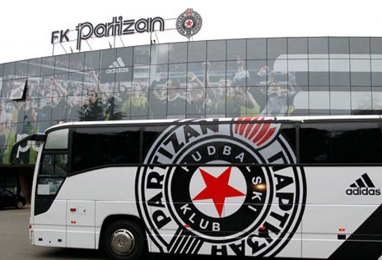 Kamenovan autobus igrača Partizana
