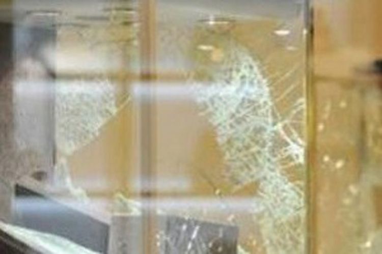 Opljačkali prodavnicu satova, a potom bacali bombe