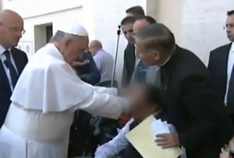 Papa Franjo istjeruje đavola iz mladića u kolicima