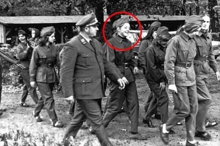 Objavljena fotografija Angele Merkel u uniformi Istočne Njemačke