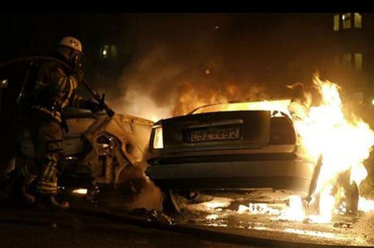 Stokholm u plamenu: Stotine mladih tri noći za redom pale automobile i napadaju policiju