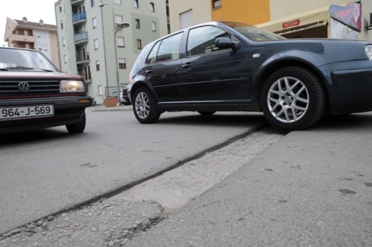 Iako su nadležni obećali da će reagovati: Rupa nije sanirana