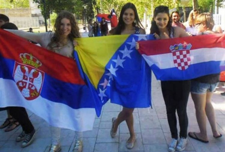 Ovo su nove Јugoslovenke: Tri djevojke nose zastave Srbije, BiH i Hrvatske