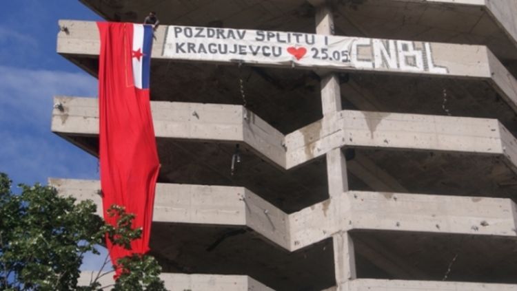 U Mostaru okačena zastava SR BiH sa natpisom Pozdrav Splitu i Kragujevcu