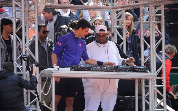 Rolan Garos: Ana uspješna, Nole DJ