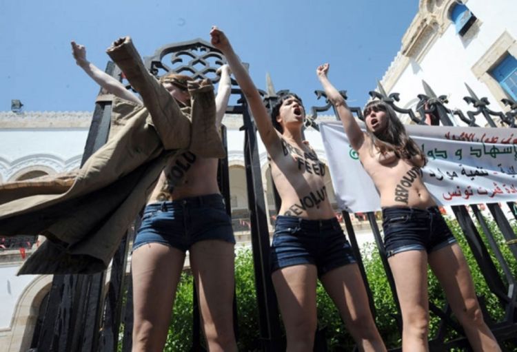 Femenke golih grudi privedene u Tunisu