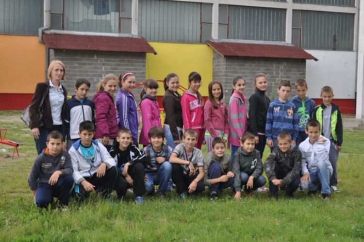 Mališani uredili školsko dvorište