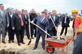 Dačić: Srbija daleko od bankrota