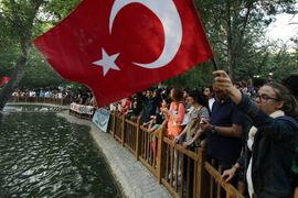 Demonstranti preplavili trg Taksim nakon povlačenja policije