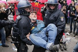 Demonstranti se sukobili s policijom u Frankfurtu