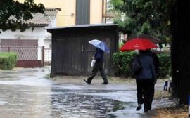 Kiša stvara nevolje Banjalučanima: Ne mogu izaći iz zgrade zbog vode