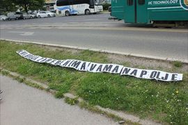 Zbog JMB građani automobilima blokirali Parlament BiH