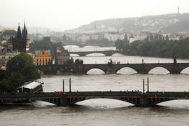 Turisti kradu dijelove barijera i surfuju po nabujalim rijekama