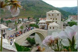 Požar uz Stari most : Turisti mirno ručali dok se dim uzdizao iznad ...