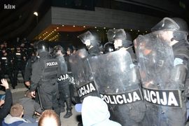 Dramatična blokada Parlamenta je gotova, poslanici i stranci otišli ...