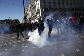 Grčka: Eksplodirala bomba ispred kuće direktorice zatvora u Atina    