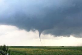 TORNADO OPUSTOŠIO INĐIJU: Rušio sve pred sobom