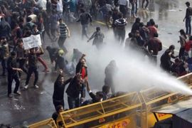 Policija suzavcem i vodenim topovima na demonstrante