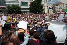 Održani masovni protesti u Sarajevu, ispred Parlamenta više hiljada ...