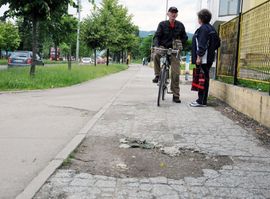 Oštećena pješačka  staza kod Lesnine