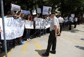 Više od 1.000 studenata i građana protestovalo ispred zgrade Vlade HNK