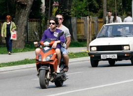 Vozači motocikala voze pijani, bez kaciga i pričaju na telefon