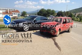 Ljubinje: U sudaru opela i mercedesa jedna osoba povrijeđena