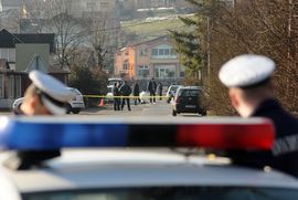 Polio sinovca benzinom i pokušao ga zapaliti