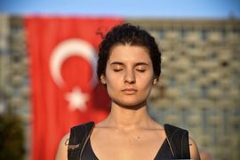 Grupa građana pridružila se protestu Čovjek koji stoji na Taksim ...