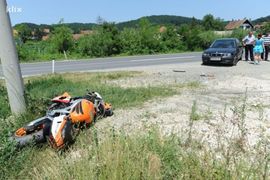 Teško povrijeđena djevojka u sudaru BMW-a i motocikla