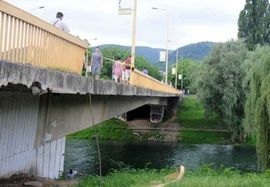 Saobraćajna nezgoda u Banjaluci: Vozilo srušilo ogradu na Venecija ...