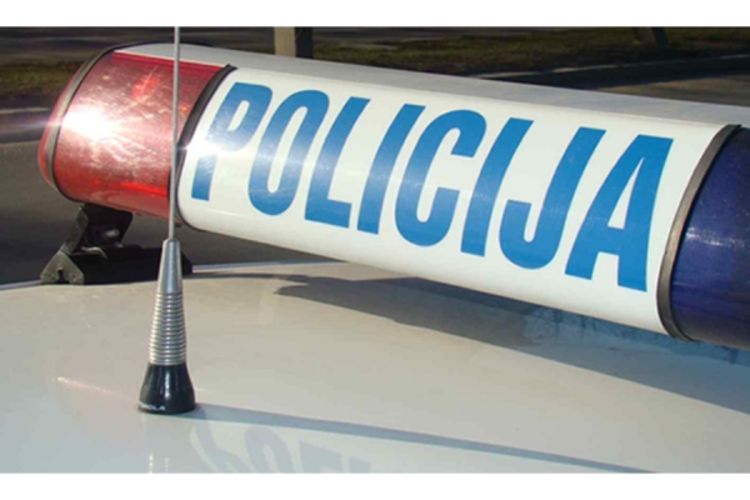 Dvoje lakše povrijeđenih u sudaru kamiona i autobusa