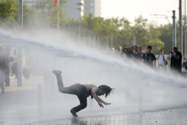 Rat policije i demonstranata u Istanbulu